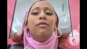 Adolescenta Arabă Cu Sânii Mari Primește Un Tratament Facial În Acest Videoclip 133cams.Com