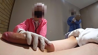 Eksklusivt Hospitalsmøde Med Asiatisk Sygeplejerske Og Handjob