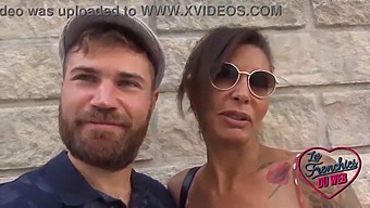 Barman Francez De Vârstă Mijlocie Cu Sâni Mari Naturali