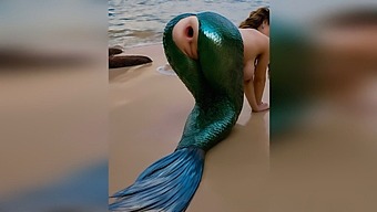 Un Bărbat A Făcut Sex Cu O Sirenă Pe Plajă, Făcându-I Anusul Să Se Întindă Și Să Devină Deschis După O Întâlnire Anală Dură În Aer Liber - Generată De Porn Ai