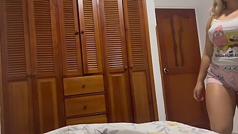 Nevlastní Matka Dělá V Ložnici Ruční Práci A Ukazuje Svá Prsa.
