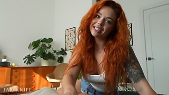 Sinatra Monroe Pokaže Svojo Veliko Rit In Veščine Z Usti V Tem Videu.