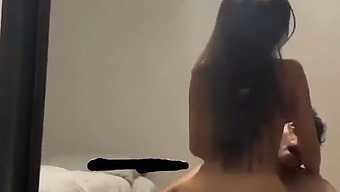 Mladá Žena Má Sexuální Zkušenost S Bohatým Mužem.